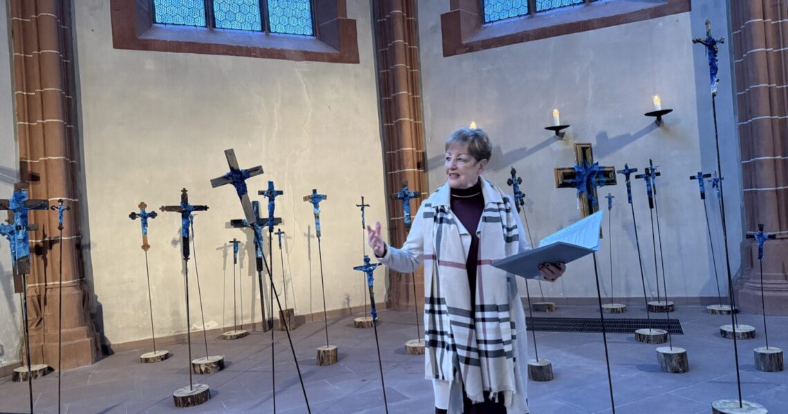 Stadtverordnetenvorsteherin Beate Funck inmitten der Kreuze