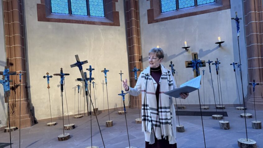 Stadtverordnetenvorsteherin Beate Funck inmitten der Kreuze