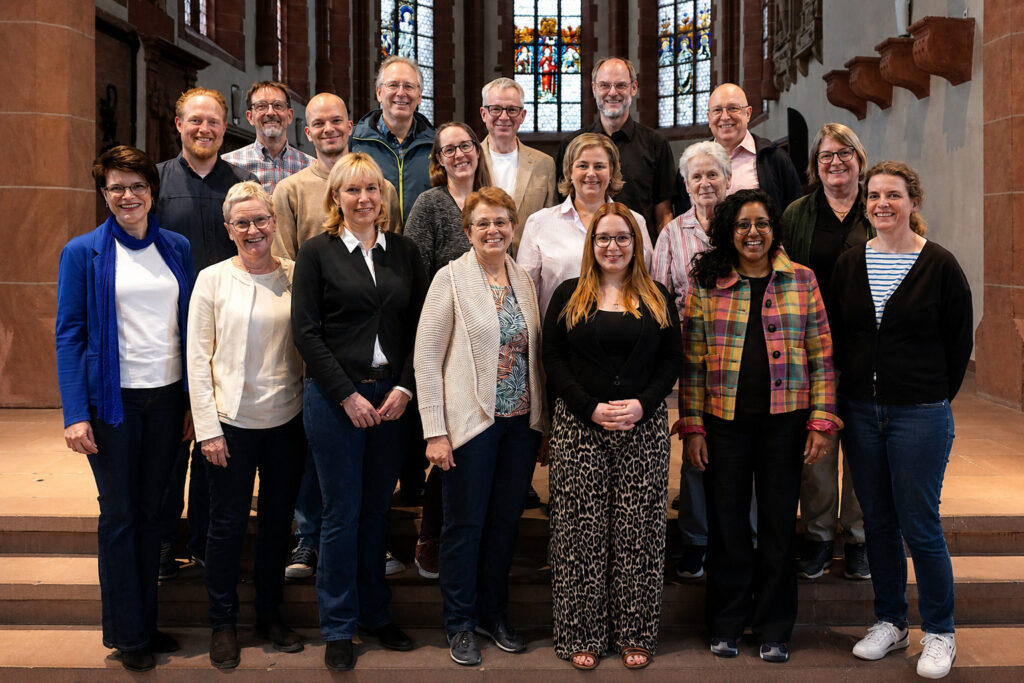 Gruppenfoto des Kirchenvorstandes gemeinsam mit dem Pfarrteam in der Marienkirche