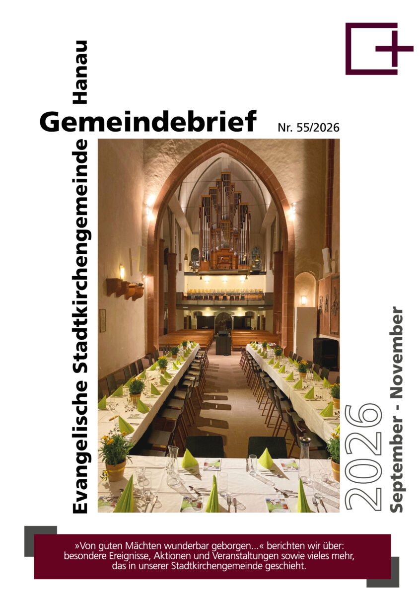 Titelseite der 55. Ausgabe des Gemeindebriefs der Stadtkirchengemeinde. Das Foto zeigt den eingedeckten Tisch für das Frauenmahl im Chorraum der Marienkirche.