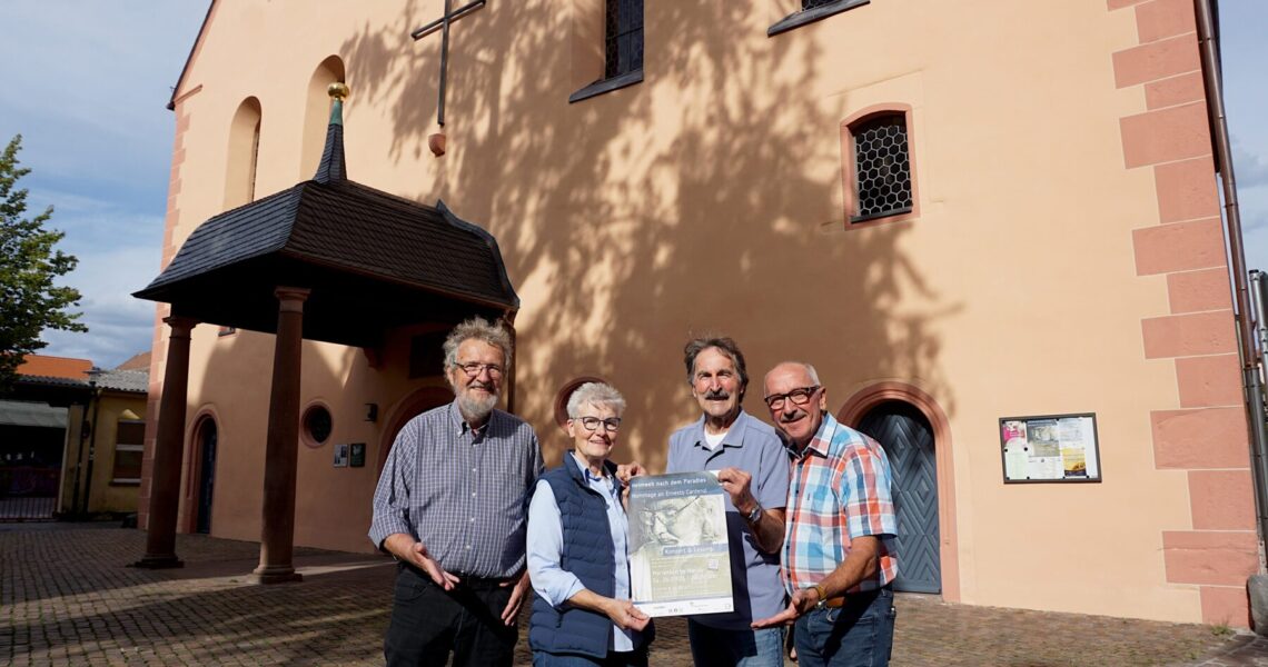 Vertreter von Nicaragua-Initiative und Marienkirche 2.0 mit dem Veranstaltungsplakat vor der Marienkirche