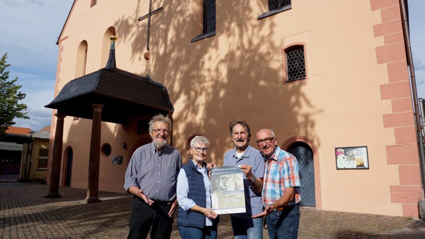 Vertreter von Nicaragua-Initiative und Marienkirche 2.0 mit dem Veranstaltungsplakat vor der Marienkirche